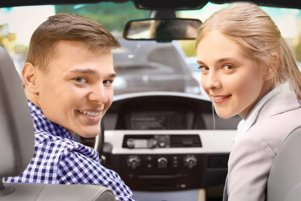 Молодая пара в машине — стоковое фото