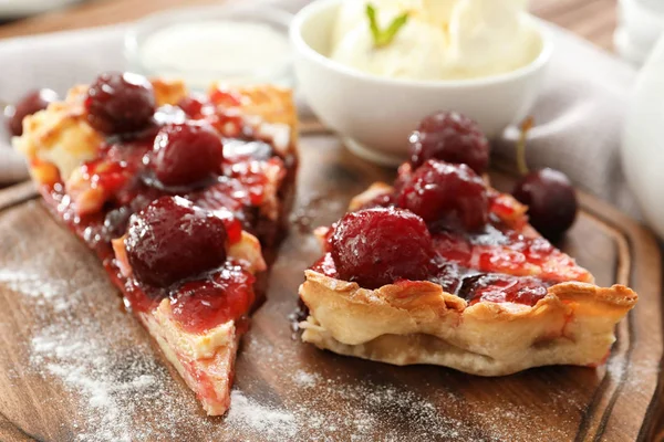 Heerlijke Stukjes Cherry Pie Houten Bord — Stockfoto