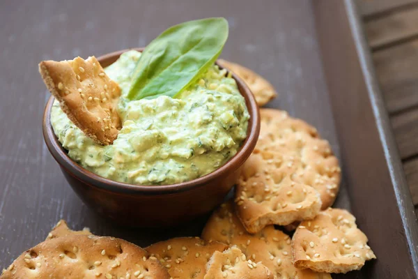 Bol Avec Sauce Aux Épinards Savoureuse Craquelins Sur Plateau Bois — Photo