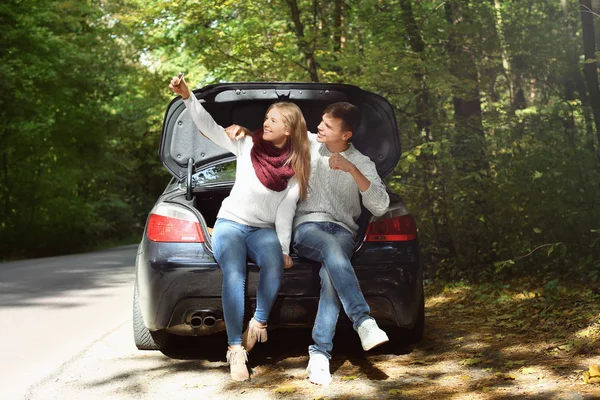 Çift alarak selfie car yakınındaki — Stok fotoğraf