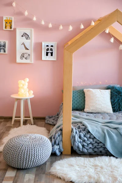 快適なベッドと子供部屋インテリア — ストック写真