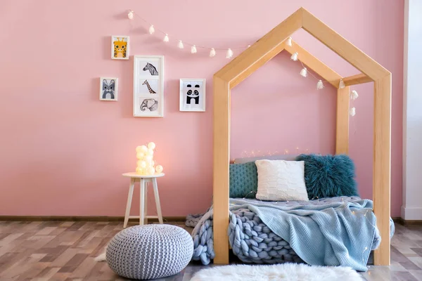 快適なベッドと子供部屋インテリア — ストック写真