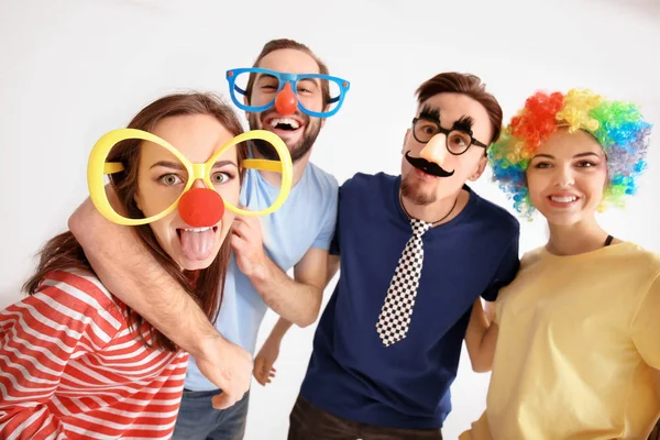 Jóvenes Amigos Disfrazados Posando Sobre Fondo Claro Celebración Del Día —  Fotos de Stock