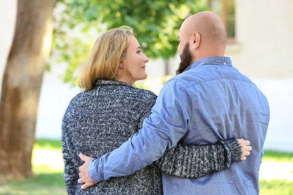 Overweight couple in park — Stock Photo, Image