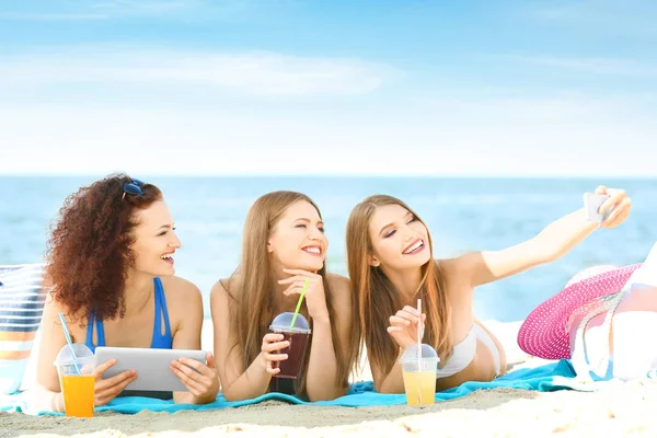 Young women taking selfie — Stock Photo, Image