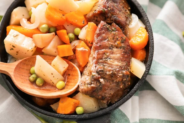 テーブルの上の肉とジャガイモのおいしいフライパン — ストック写真