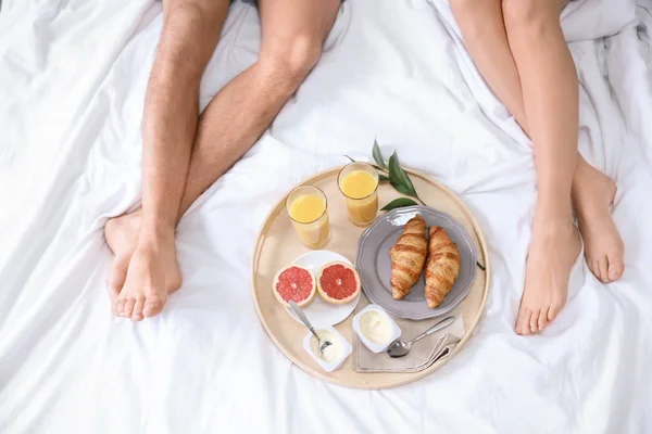 Tineri Cuplu Având Micul Dejun Împreună Pat — Fotografie, imagine de stoc