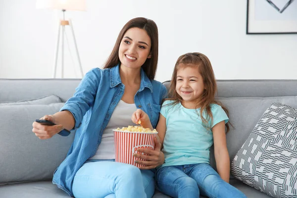Wanita menonton TV dengan putri — Stok Foto