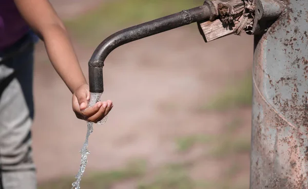 Criança Afro Americana Bebendo Água Torneira Livre Conceito Escassez Água — Fotografia de Stock