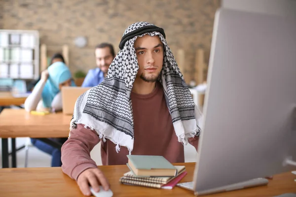 Uomo Musulmano Abiti Tradizionali Studiare Chiuso — Foto Stock