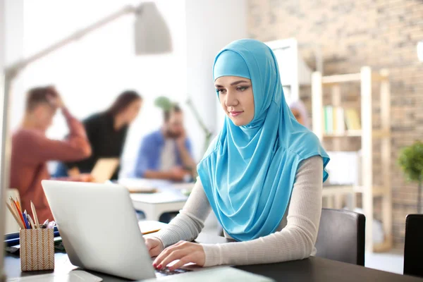 Moslimvrouw Traditionele Kleding Studeren Binnenshuis — Stockfoto