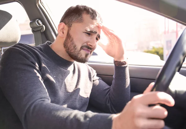 Jonge Man Auto Tijdens Verkeersopstopping — Stockfoto