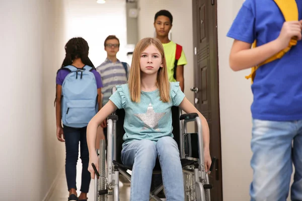 Niña en silla de ruedas en la escuela —  Fotos de Stock