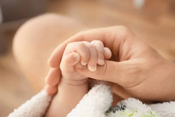 Küçük bebeğin elini tutarak baba — Stok fotoğraf