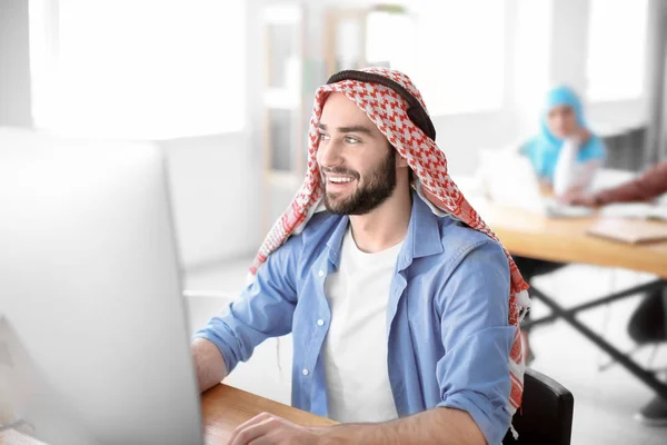 Uomo musulmano che studia al chiuso — Foto Stock