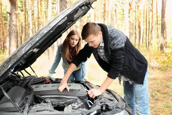 Ungt par nära skadad bil — Stockfoto