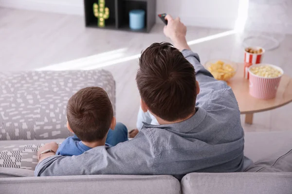 Junger Mann Sieht Fernsehen Mit Seinem Sohn Auf Dem Sofa — Stockfoto