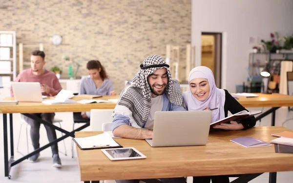Siswa Muslim Dalam Pakaian Tradisional Belajar Dalam Ruangan — Stok Foto