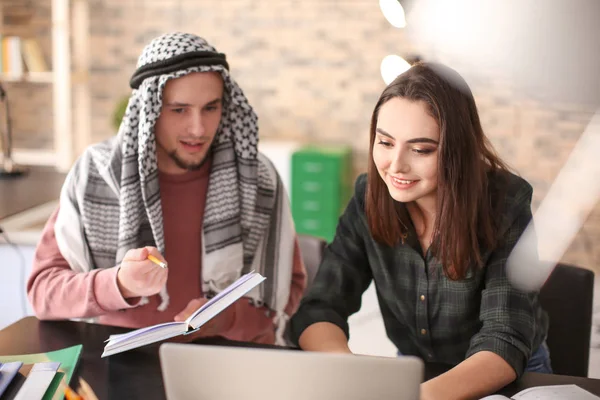 Kvinnelig Student Med Sin Muslimske Klassekamerat Biblioteket – stockfoto