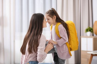 Genç anne kızını okula hazırlan yardım