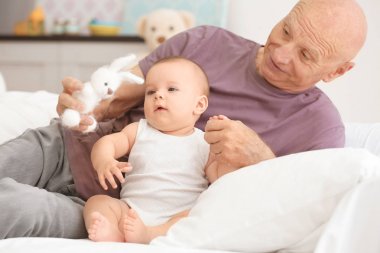 Komuta sizde evde küçük torunu ile oynamak