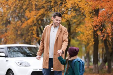 Sevimli küçük kız babasıyla birlikte okula gidiyor