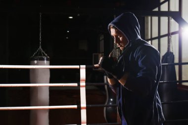 Genç boksör boks ring adlı eğitim