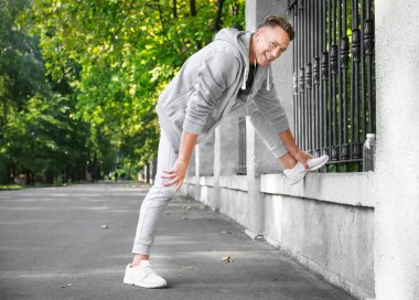Olgun sportif adam açık havada çalıştırmadan önce ısınma
