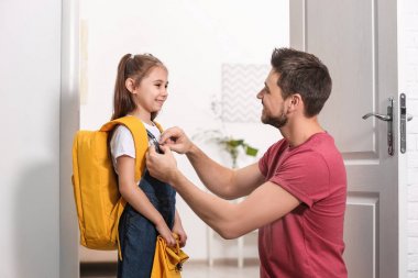 Genç adam kızı okul öncesi veda