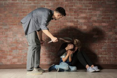 Eşi ve oğlu duvara karşı tehdit