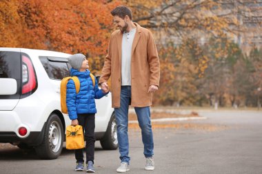 Genç adam oğlunu okula götürecek