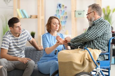 Genç caregiver darbe oranı üst düzey adamın evde ölçme