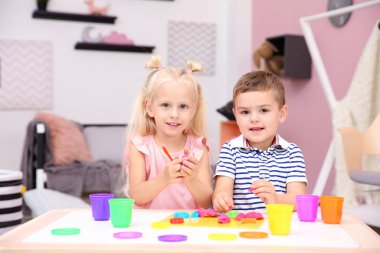 Sevimli küçük çocuklar Playdough evde model oluşturma
