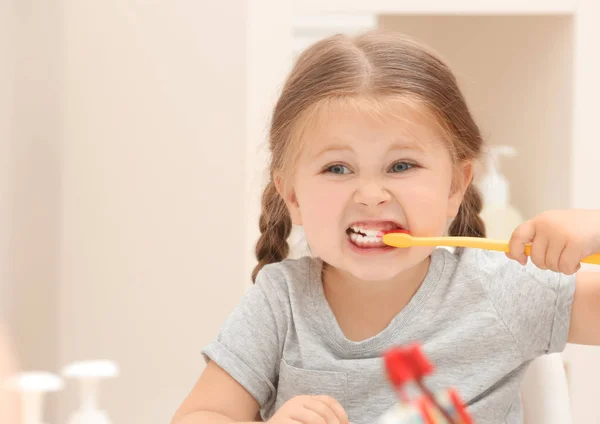 Menina Bonito Escovação Dentes Banheiro — Fotografia de Stock