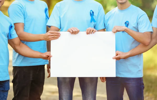 Des Jeunes Hommes Shirts Avec Des Rubans Bleus Tenant Une — Photo