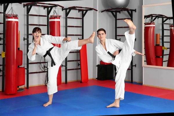 Jonge Man Vrouw Het Beoefenen Van Karate Dojo — Stockfoto