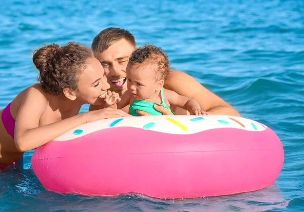 Familj Med Uppblåsbar Ring Havet Resort — Stockfoto