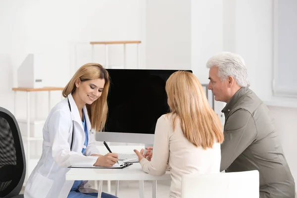 Female Doctor Consulting Mature Couple Clinic — Stock Photo, Image