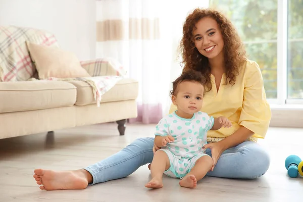 Söt Baby Och Ung Mamma Sitter Golvet Hemma — Stockfoto