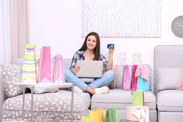 Mulher Bonita Com Cartão Crédito Laptop Casa Conceito Compras Online — Fotografia de Stock