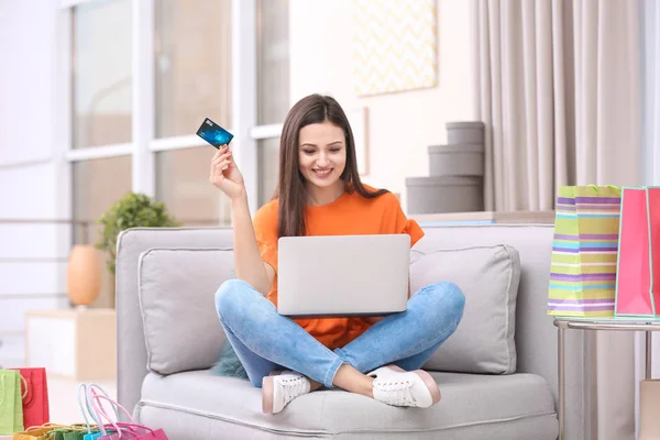 Mulher Bonita Com Cartão Crédito Laptop Casa Conceito Compras Online — Fotografia de Stock