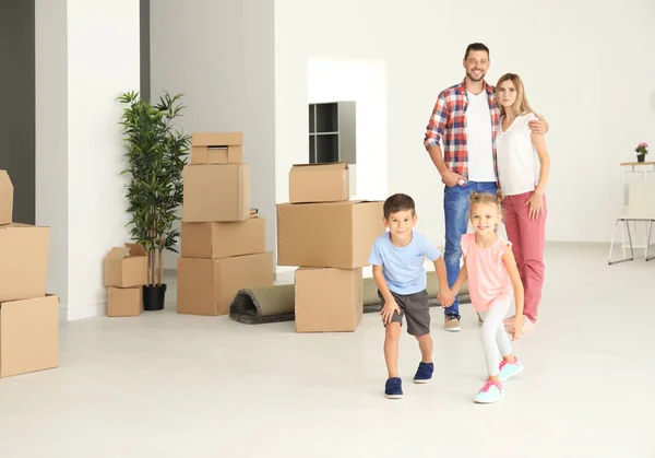 Familia Feliz Posando Piso Nuevo — Foto de Stock