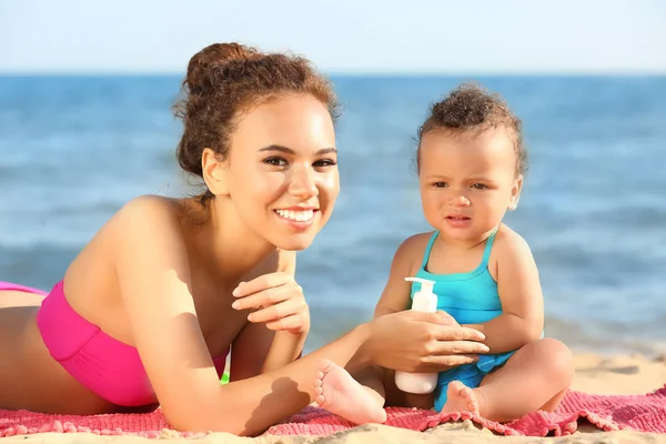 Junge Afrikanisch Amerikanische Mutter Und Tochter Mit Sonnencreme Strand Resort — Stockfoto