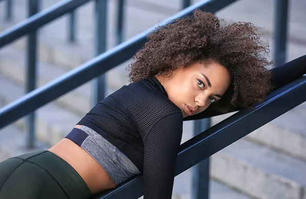 Schöne Afrikanisch Amerikanische Frau Sportbekleidung Draußen — Stockfoto