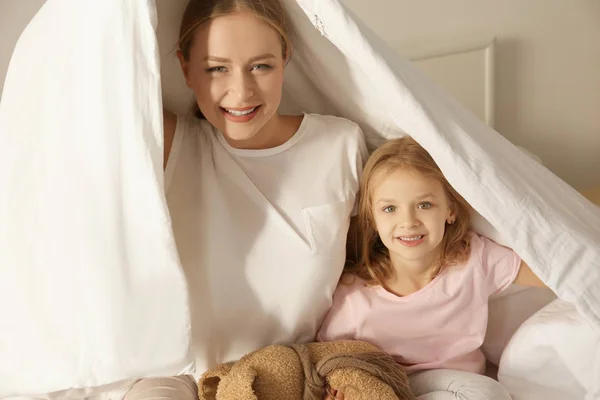 Mãe Feliz Sua Filha Cama Sob Cobertor Quarto Das Crianças — Fotografia de Stock