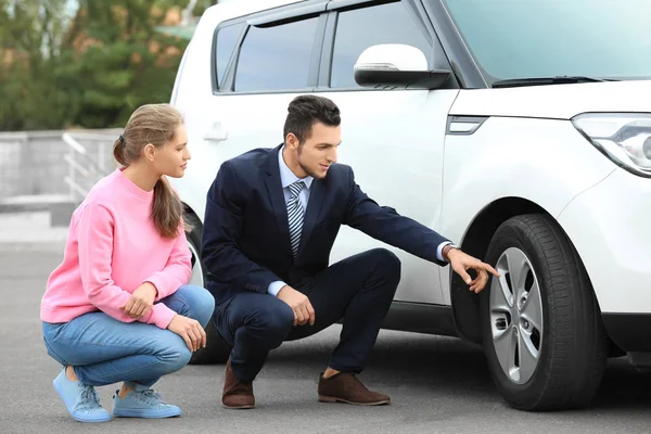 Venditore Che Mostra Nuova Auto Cliente All Aperto — Foto Stock