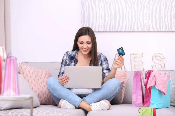 クレジット カードと自宅のラップトップの美しい女性 オンライン ショッピングの概念 — ストック写真