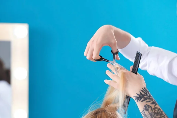 Professioneller Friseur Arbeitet Mit Klient Salon — Stockfoto