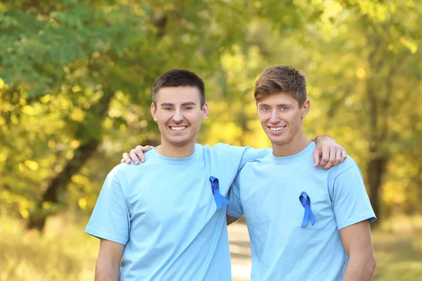Unga Män Shirts Med Blå Band Utomhus Prostatacancer Medvetenhet Koncept — Stockfoto