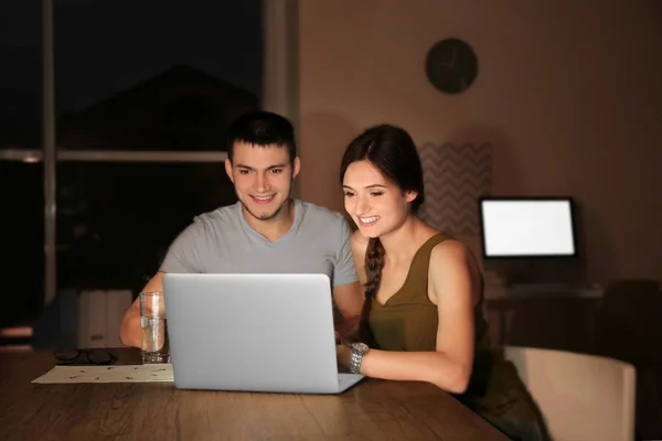 Jóvenes Compañeros Trabajo Teniendo Una Reunión Nocturna Oficina —  Fotos de Stock